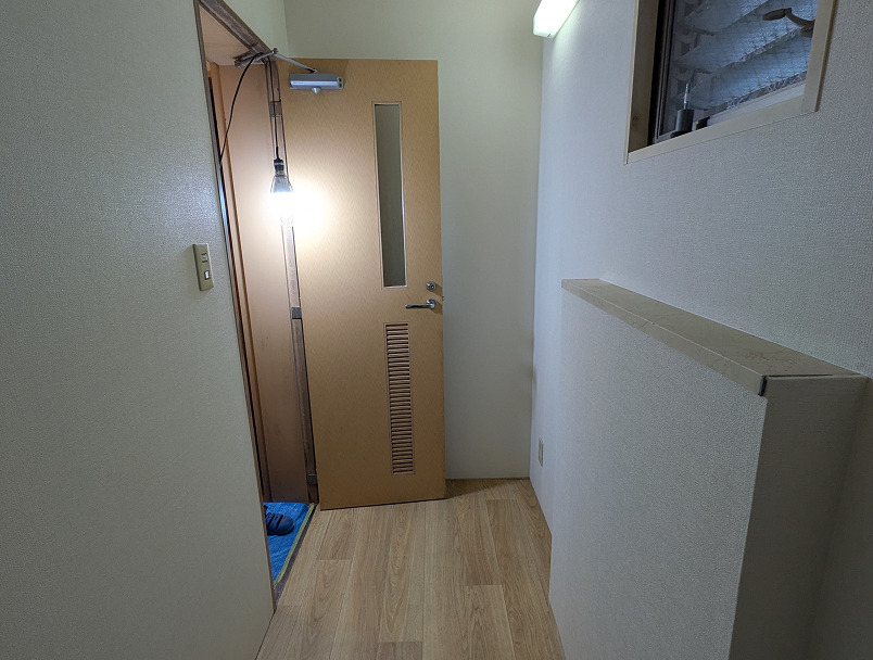 ＜事務所＞トイレから更衣室